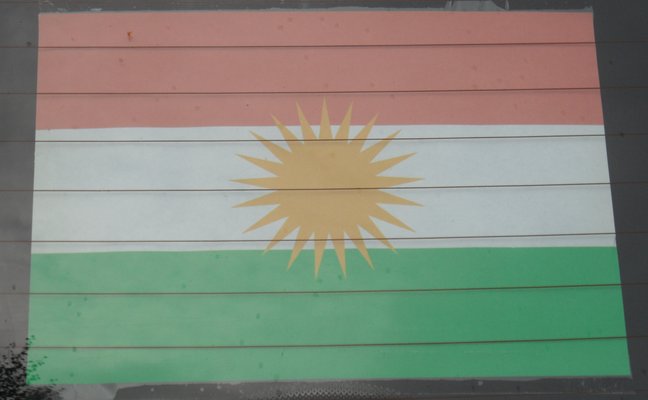 Koerdische vlag op autoruit